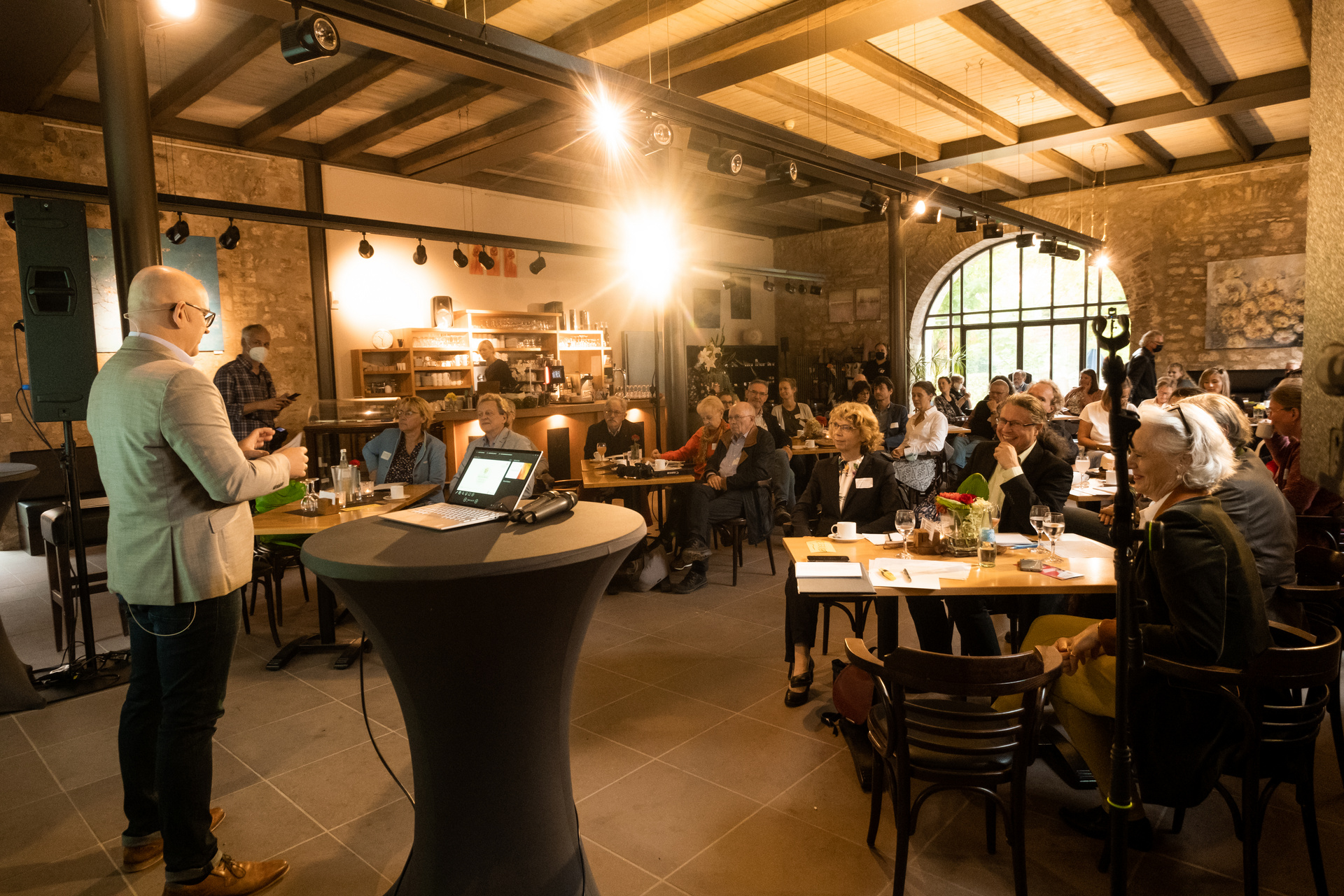 05_Moderator und Rundfunkjournalist Jan Fragel führt durch das Symposium Foto_Jens Burger