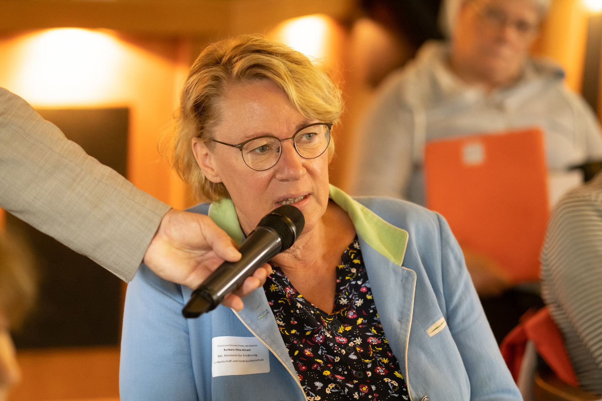 11_Ministerin Otte-Kinast in der Diskussion Foto_Jens Burger