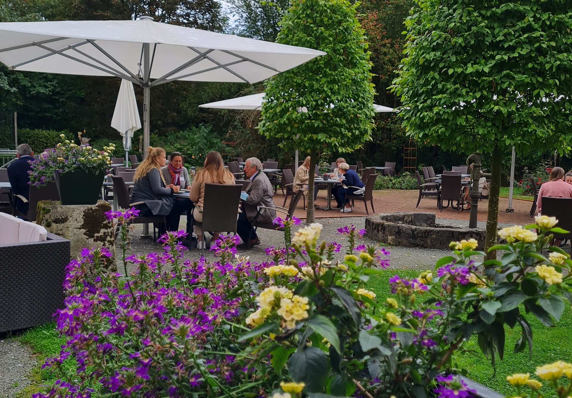 18_Mittagspause im Garten des Rosencafés Foto_Grünewald